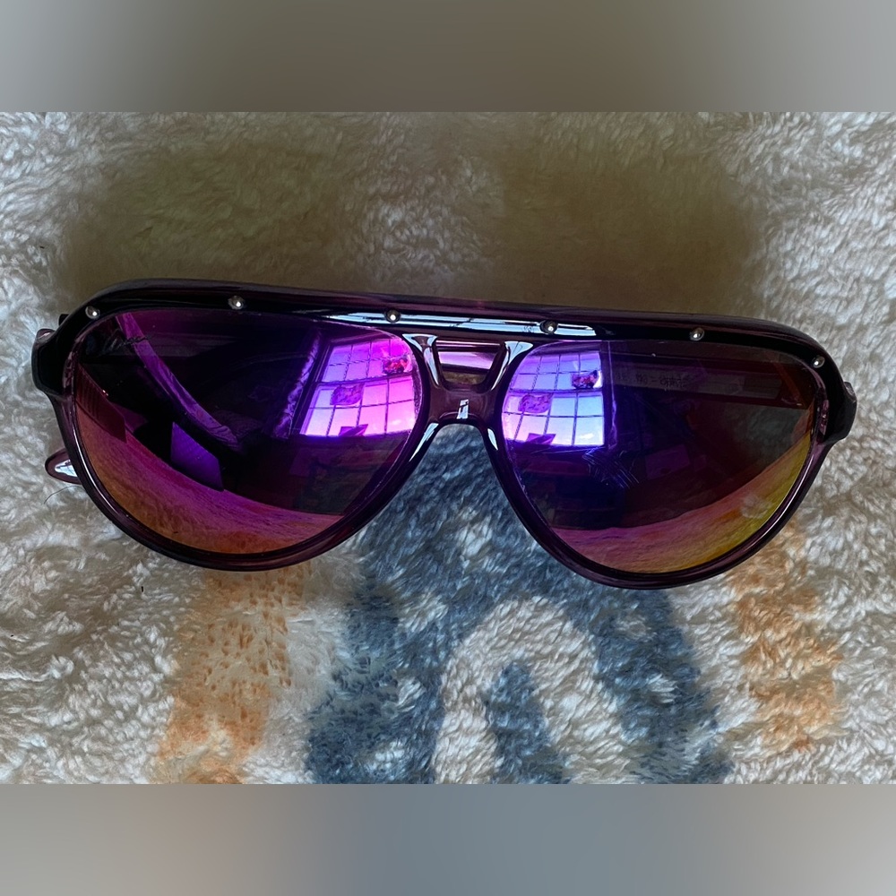 Gucci’s aviator sunglasses in purple pink